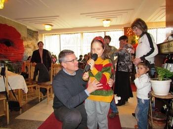 Депутат зарадва с коледни подаръци над 90 деца от Смолян