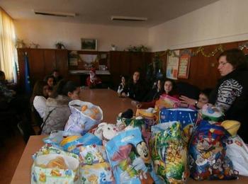 Общинският ученически съвет зарадва малчугани с подаръци в навечерието на светлите празници 