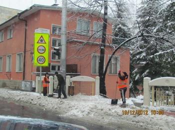 Ударно почистват тротоарите и пешеходните зони на Смолян от падналия сняг 