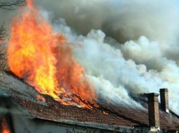 Изгоря покривът на къща в с.Черешова река, огнеборци вадиха опасно надвиснал автомобил