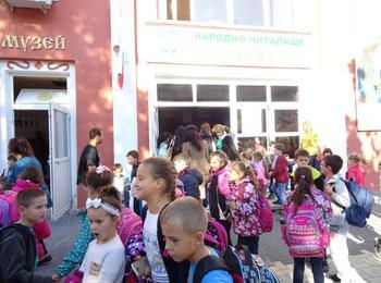 Кметът Боян Кехайов подари спектакъл за децата в Неделино