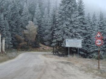 Мокри и хлъзгави са пътните настилки в Смолян и региона, заради мъгли е намалена видимостта
