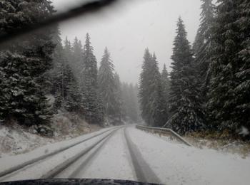 Сняг вали в Смолянско, предупреждения за опасности по пътищата