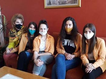 Ученици от гимназията по икономика в Смолян подпомагат инициативата „Топъл обяд за лекарите на първа линия“