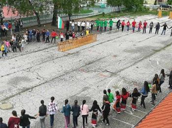 В народни носии учители и ученици отбелязаха инициативата "Розите на България" в Доспат 