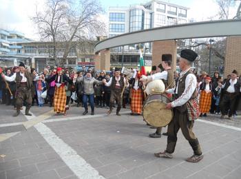Фолклорният ансамбъл от с. Орехово дефилира на парада на националните обичаи в Ксанти