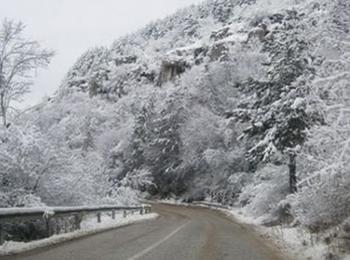 Заради снега без електрозахранване са населени места в общините Баните и Смолян 