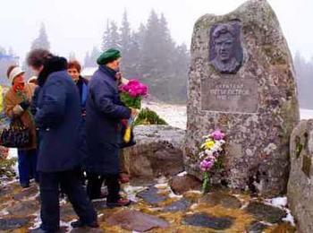 Поднасят венци и цветя в памет на видния смолянски общественик арх. Петър Петров