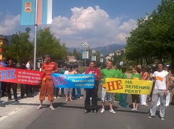 Над 300 души участваха в протеста в Смолян против увеличението на тока