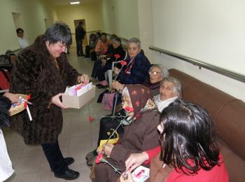 Общински съветници от ГЕРБ поздравиха жените от дома във Фатово