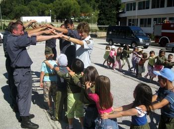 Огнеборци организират Детски празник в Смолян, провеждат срещи с малчугани от градините