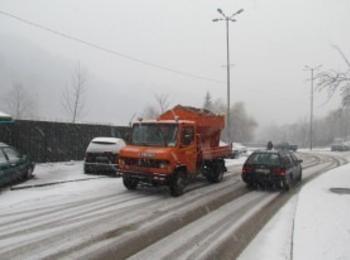  Пътното със спешен телефон за аварии през зимата