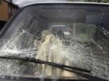 Апаши счупиха предно стъкло на лека кола