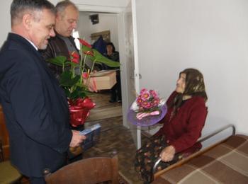 Евродепутатът Владимир Уручев посети 104-годишната баба Сафие от Сивино