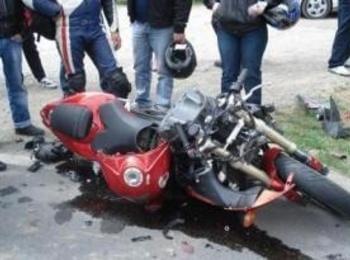 17-годишен мотоциклетист без книжка се блъсна в паркиран автомобил и пострада
