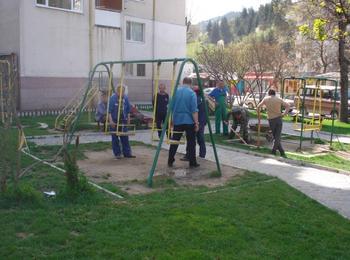 Ремонтират детска площадка в Девин