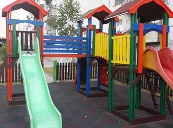 Община Смолян продължава да ремонтира и възстановява детските площадки