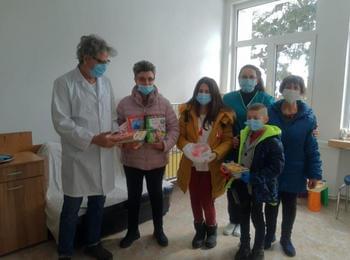 С мартенички зарадваха децата в детското отделение на Смолянската болница