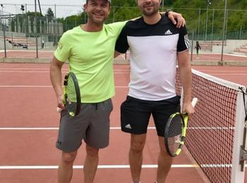Актьорът Ненчо Балабанов и зам.-кметът Марин Захариев играха приятелски мач по тенис на корт в Смолян