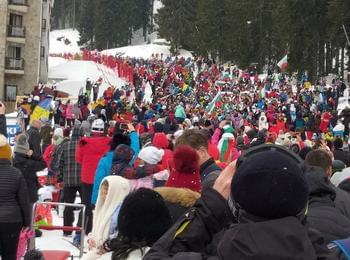 Над 800 скиори и сноубордисти в носии и знамена почетоха националния празник в Пампорово