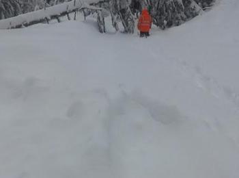 Спасители помагаха в снежните преспи за пренасяне на болни в Турян и Смолян до линейка