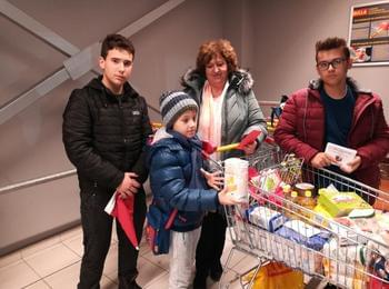 Ученици от клуб „Милосърдие” ще събират днес хранителни продукти за семейства в нужда