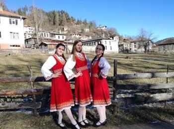  Девойки от Родопите възстановиха вековния ритуал „Водиците“