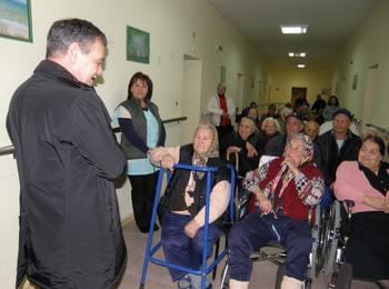  Възрастните хора от дома във Фатово получиха коледно дарение от евродепутата Владимир Уручев