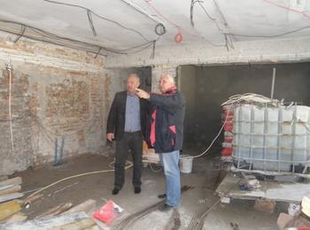 Кметът Николай Мелемов  провери строителството на плувния басейн
