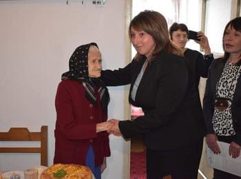 Кметът на Чепеларе уважи столетничка от с.Малево с чудесна торта и подаръци