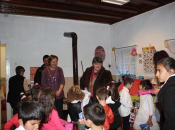  Общинският съветник от ГЕРБ Мариана Сивкова изненада с коледни подаръци децата в Широка лъка