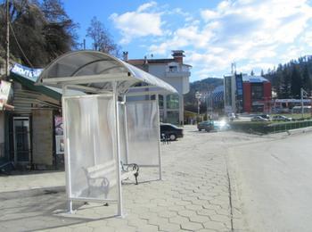 Община Смолян постави 17 нови автобусни спирки, готова е детската площадка в Устово