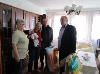 Кметът Николай Мелемов дари първото бебе за 2012 г. в Широка лъка