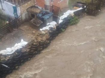 Къща на 8-членно семейство застрашена от наводнение в Смилян