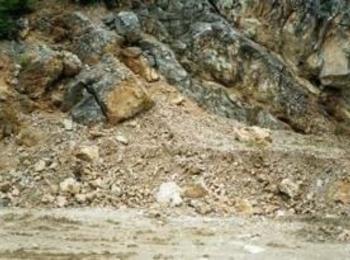 Движението по пътя Асеновград-Смолян се извършва двупосочно в една лента в района на Нареченски бани, поради паднали камъни 