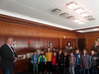 Малчугани от ДГ „Синчец” подариха на кмета Мелемов уникално пано с герба на Смолян