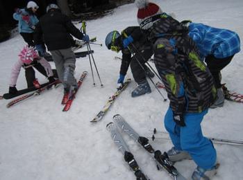Деца от общините Рудозем и Мадан за първи път се качиха на ски