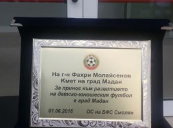 Кметът на Мадан Фахри Молайсенов с плакет на БФС