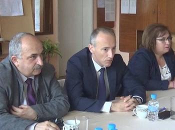 Министърът на образованието се срещна с учители от “ОУ Проф.д-р Асен Златаров” в Смолян