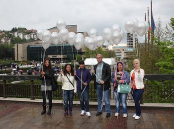 Младежите от ГЕРБ пуснаха 28 балона в небето по случай Деня на Европа