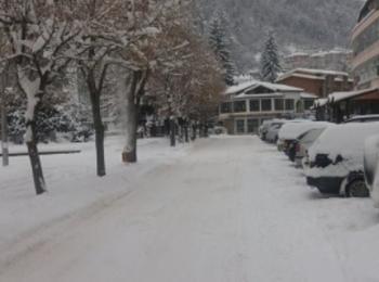 Призив: Шофьорите в Мадан да паркират колите си, без да пречат на техниката за снегопочистване