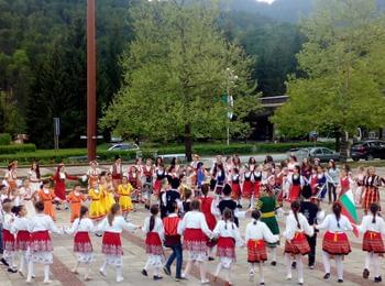 Ученици от Смолянски училища участваха в инициативата „Розите на България“ (СНИМКИ)