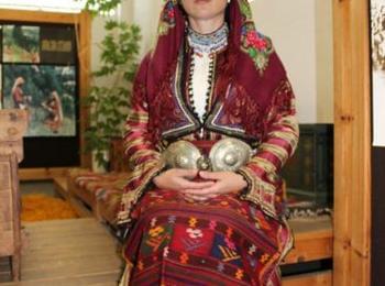  250 годишна родопска носия от Доспат събра погледите на ревю-спектакъл в Смолян