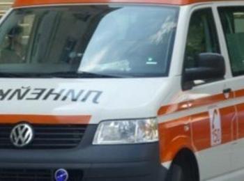 "Голф" се заби в скала на пътя Грохотно-Настан, двама пострадаха при инцидента