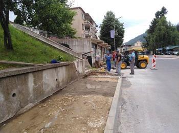 Започна основен ремонт на едни от централните тротоари в Мадан