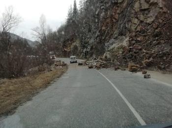 Паднали камъни по пътя Асеновград-Смолян