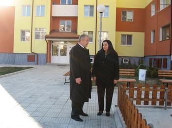 Министър Павлова инспектира жилищни сгради, санирани с европари