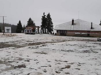Снимка на Деня! Първи сняг преваля в Пампорово