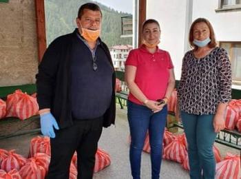 Българската национална гайдарска асоциация раздава дарение от храни на 550 души от седем смолянски села