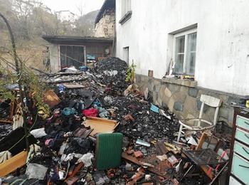 Къща изгоря в смолянското село Момчиловци и остави три семейства без покрив